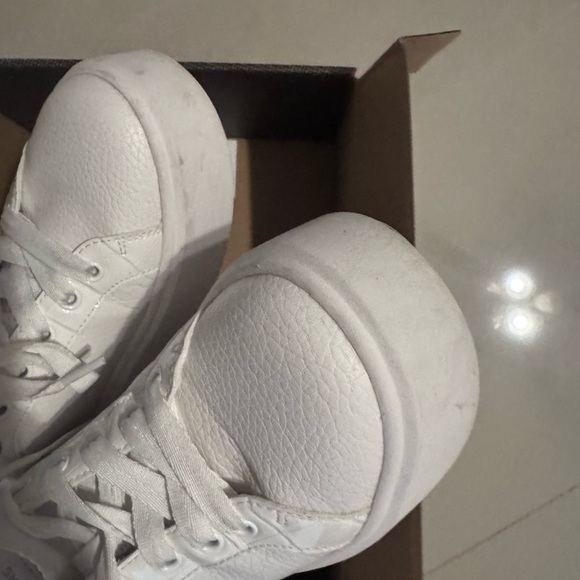 Michael Kors Classic White Lace-Up Sneakers - Picture 4 of 9